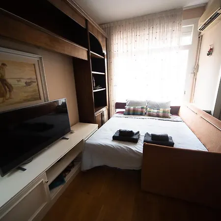 Hostel Traditional In Eixample Barcelona
